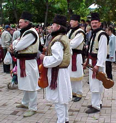 Musicians in folk clothes