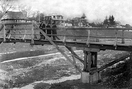 Wooden bridge near Huk