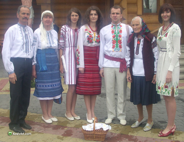 Родина Гуралюків на Паску біля церкви