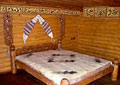 Спальня в гуцульському стилі з міцним ліжком